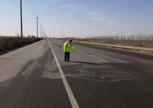 濱海新區民警深入查找在道路渠化、交通設施、交通標志等方面是否存在隱患？