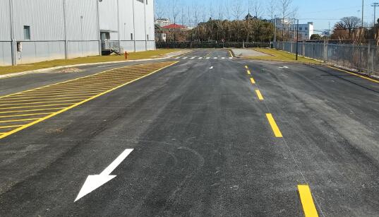 蘇州專業(yè)車位劃線團(tuán)隊？飛揚(yáng)市政精準(zhǔn)提升道路標(biāo)識清晰度